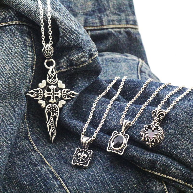 レザーズアンドトレジャーズ スクエアクレストペンダント w/フレア